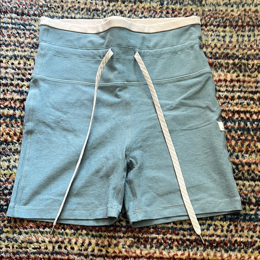 Vuori Womens Biker Shorts!!
